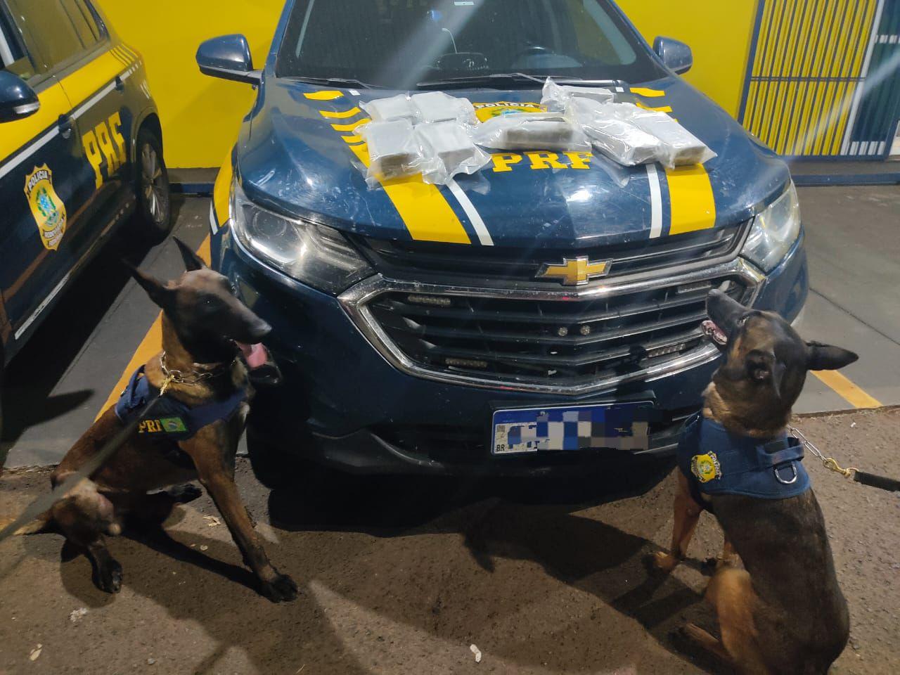 PRF apreende mala com haxixe em Ourinhos