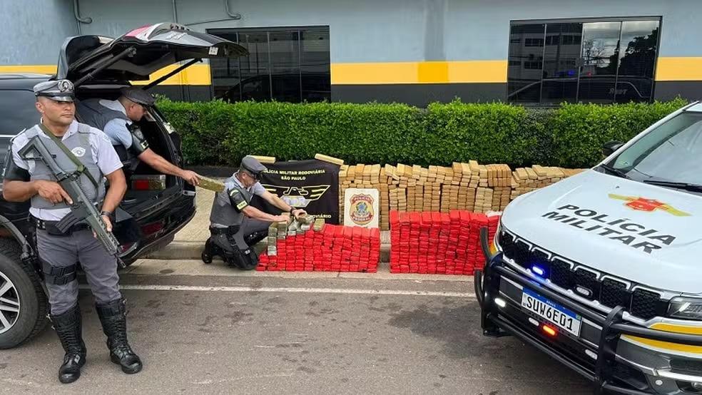 Mulher é presa com mais de 800 kg de maconha em caminhonete furtada