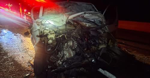 Furgão colide com caminhão próximo ao pedágio de Santa Cruz do Rio Pardo