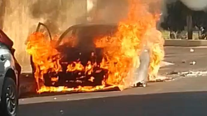 Jovem é morto a facadas e acusado tem carro incendiado por moradores