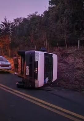 Homem furta van da prefeitura de botucatu, capota na estrada e acaba preso