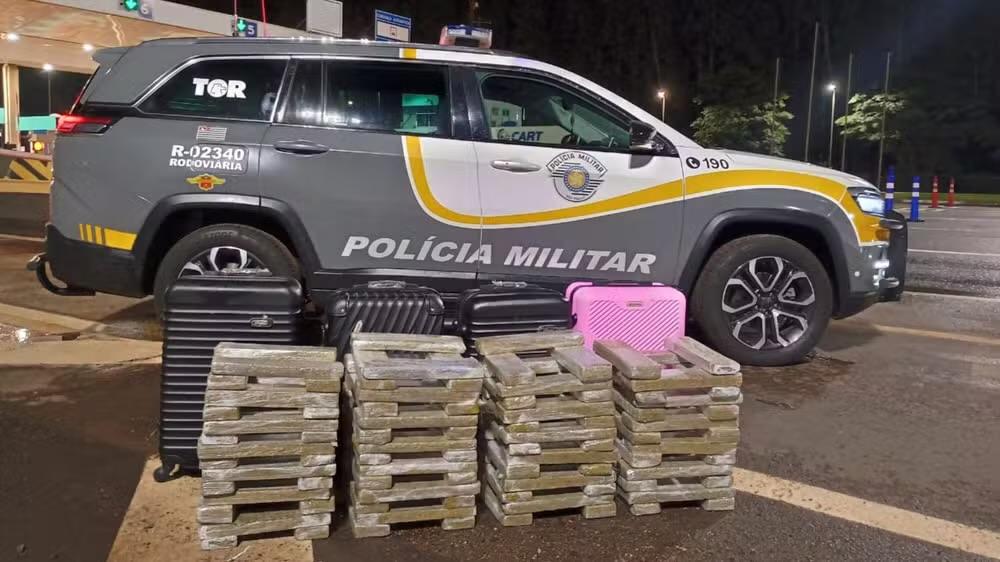 Motorista é preso com grande carga de maconha e adolescentes no carro no interior de SP