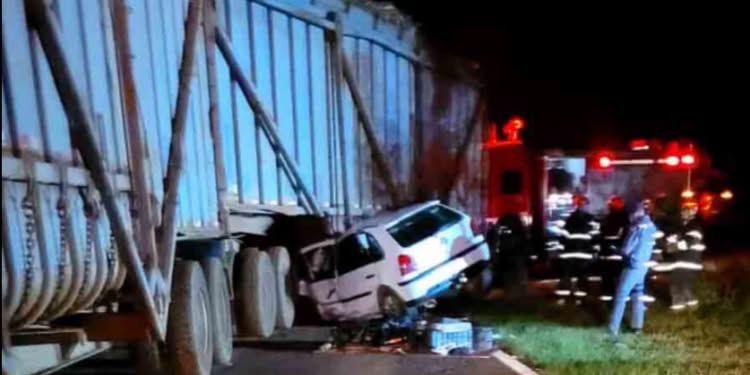 Tragédia na SP-261: colisão entre Gol e bitrem deixa um  morto e duas mulheres feridas