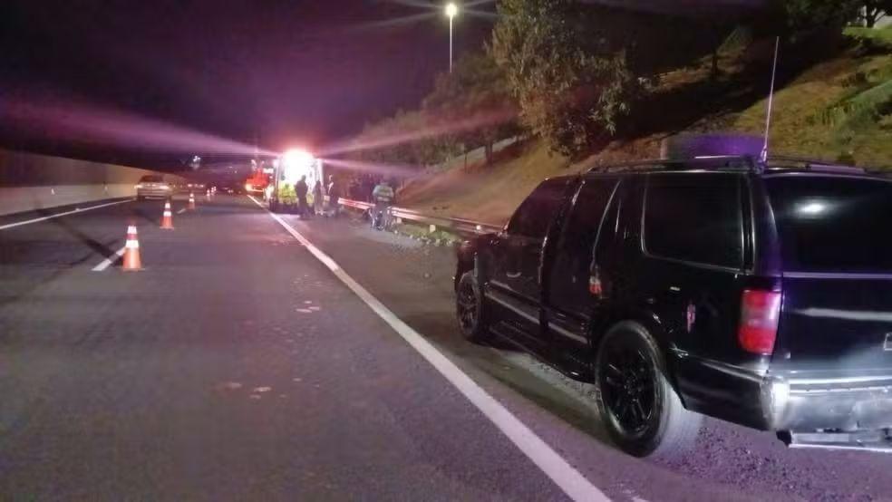 Homem morre atropelado enquanto abastecia carro no acostamento da SP-294