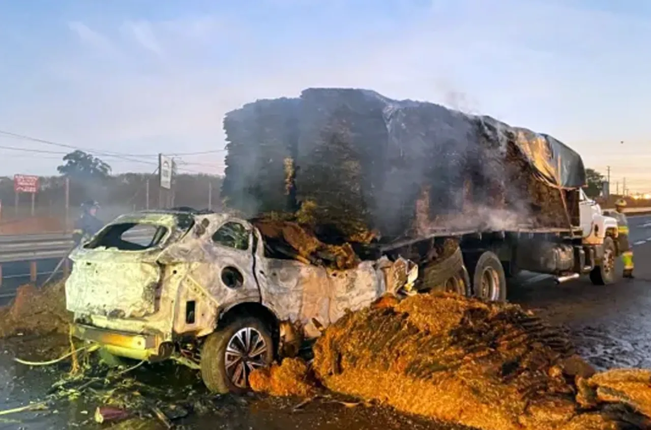 Motorista morre carbonizado após colidir contra traseira de caminhão na SP-255, em Avaré
