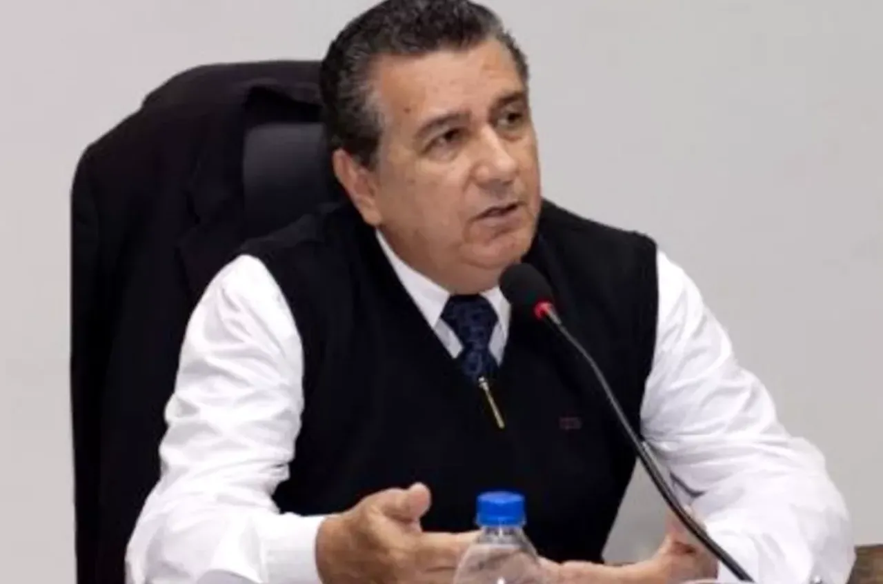 Vereador Vadinho passa vergonha de novo e mostra que parou no tempo