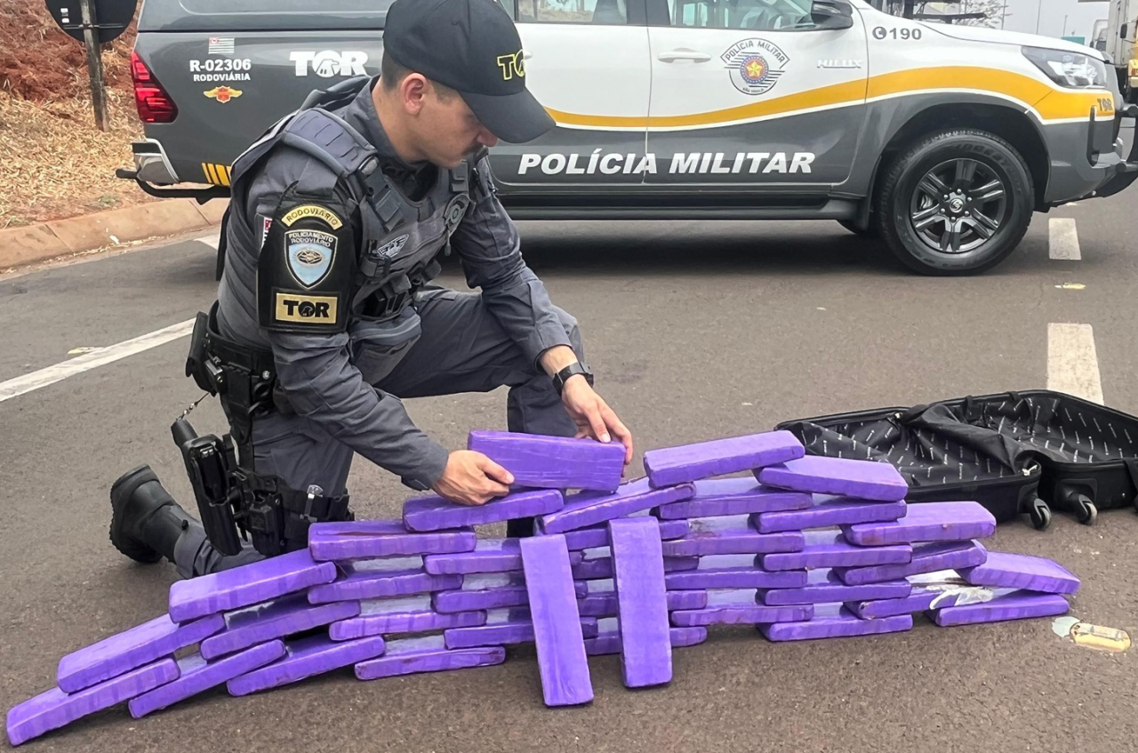 Homem é preso com 23 kg de maconha em ônibus na SP-225, em Santa Cruz do Rio Pardo