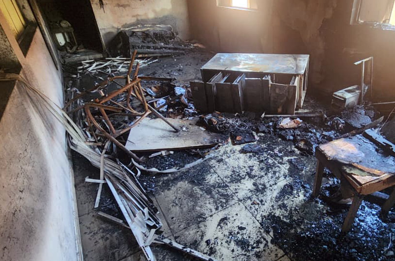 Incêndio destrói escritório de fábrica de doces no bairro Santa Virgínia, em Taquarituba