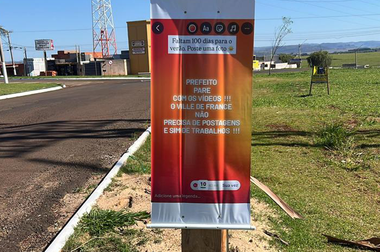 Moradores do Ville de France fazem desabafo em banner contra prefeito: “Pare com os vídeos, precisamos de trabalhos!”