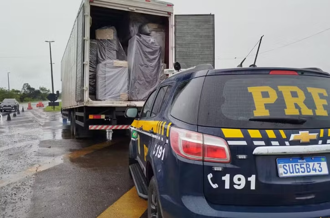 PRF encontra carga de cigarros contrabandeados escondida em caminhão com sofás