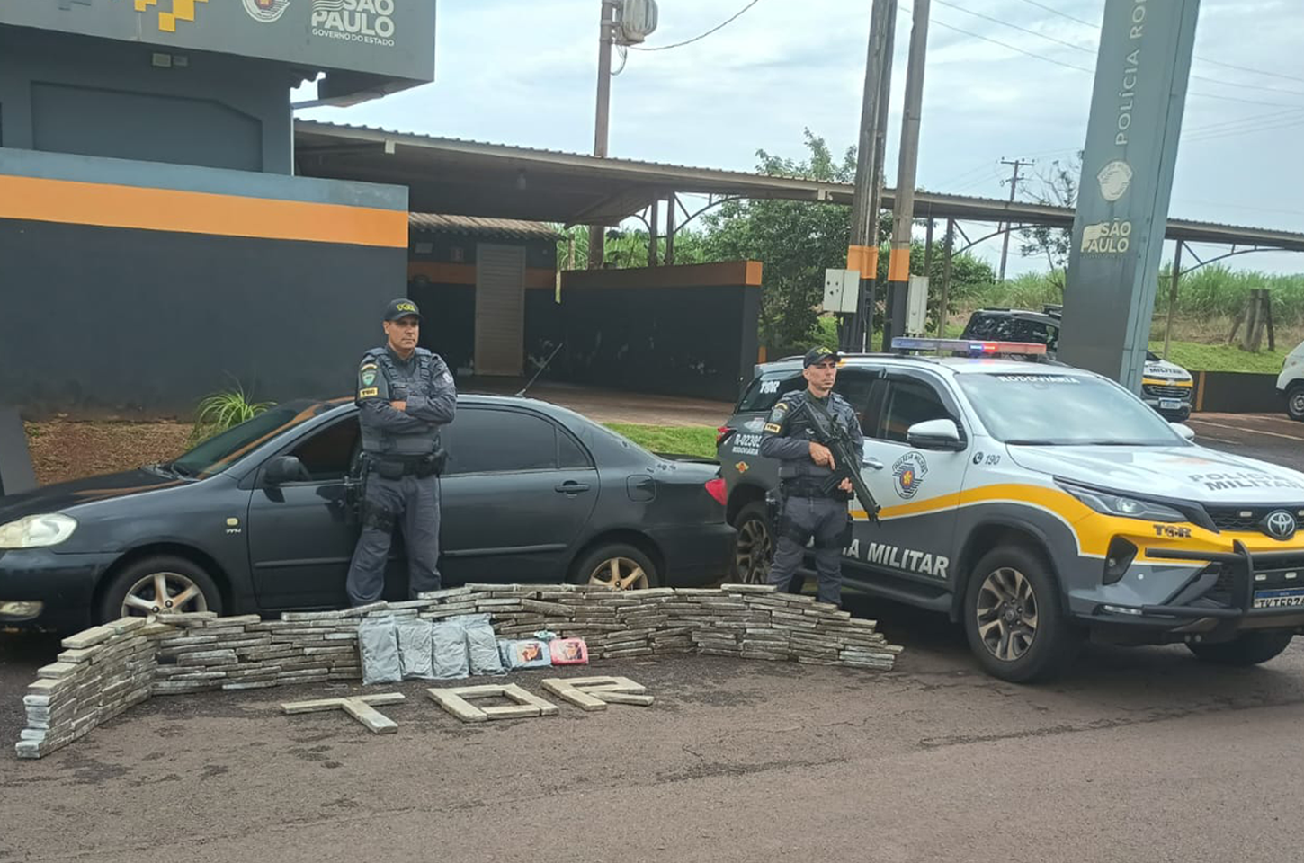 Polícia Rodoviária apreende mais de 200 tabletes de maconha em rodovia de Ourinhos