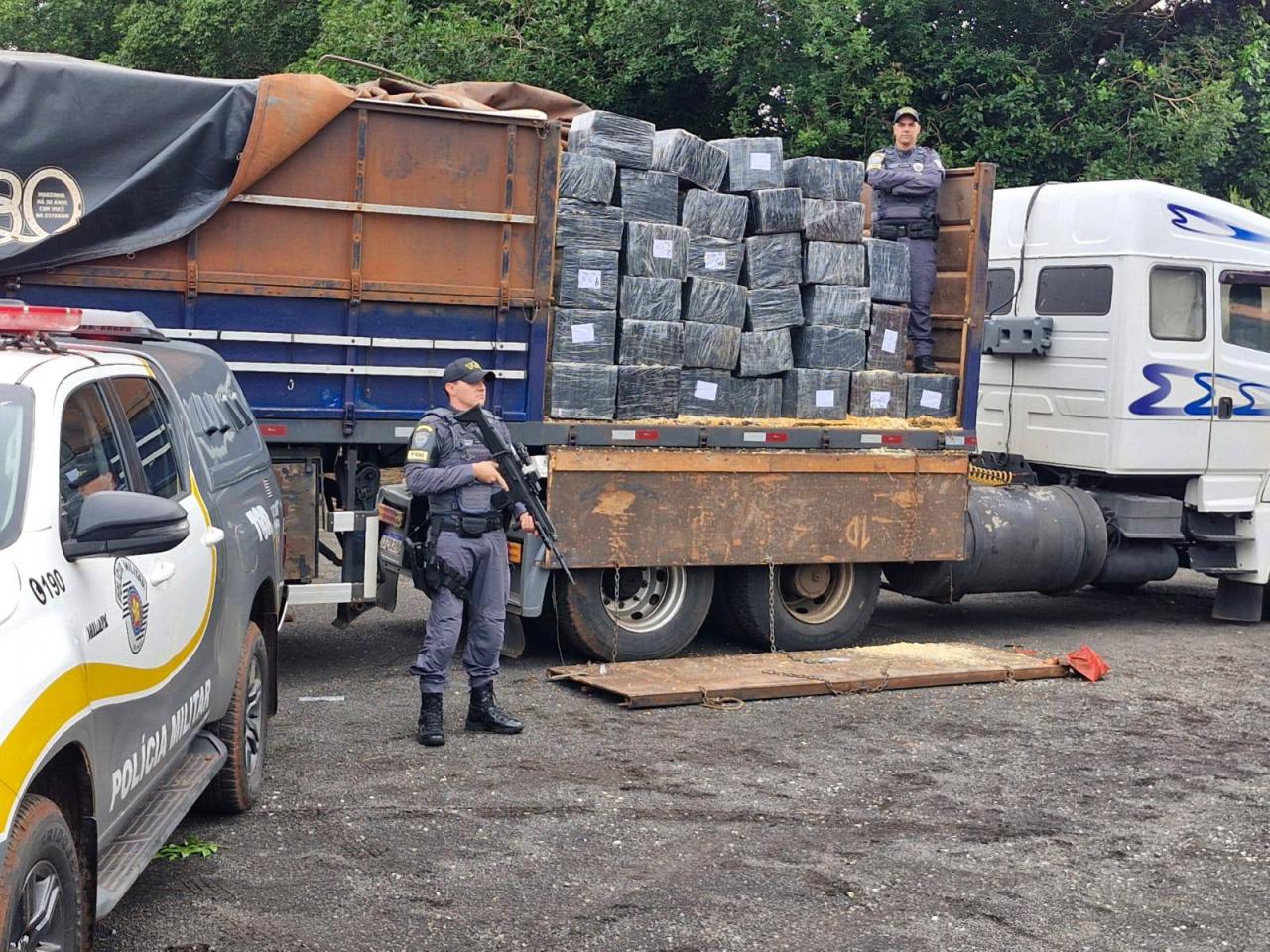 Polícia Rodoviária apreende quase 2 toneladas de maconha na Raposo Tavares, em Palmital