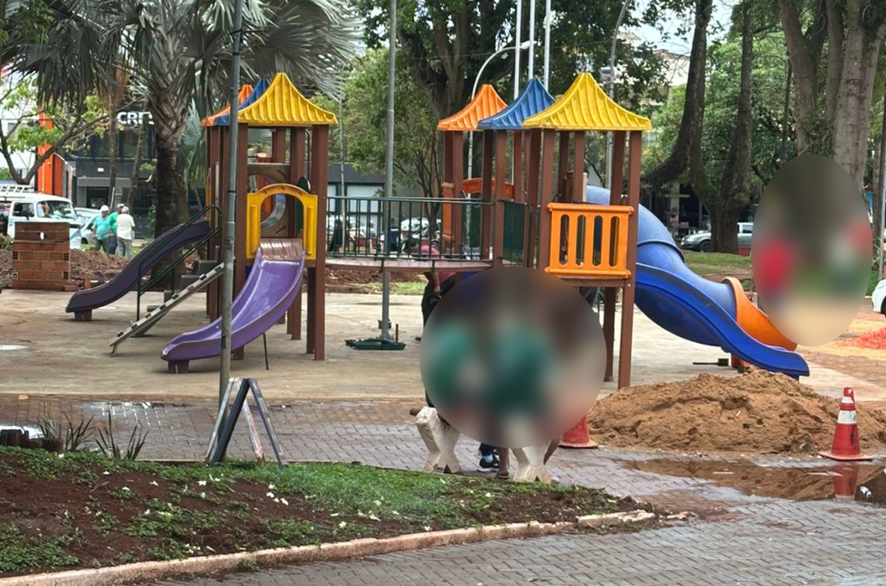 Prefeito TikToker Guilherme Gonçalves retira brinquedo de bairro e leva para a praça central