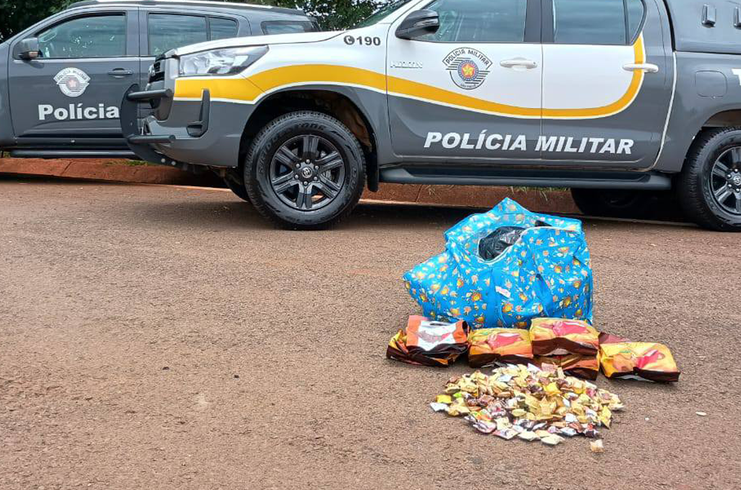 Pasta base de cocaína é encontrada em pacotes de chocolate em pó na rodovia Orlando Quagliato