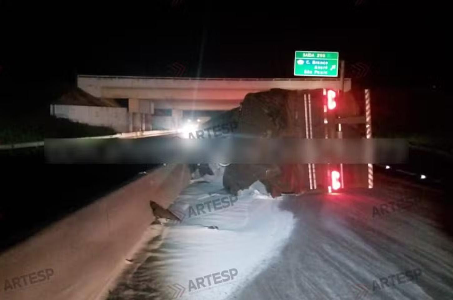 Carreta tomba em alça de acesso e espalha carga de sal na SP-225, em Santa Cruz do Rio Pardo