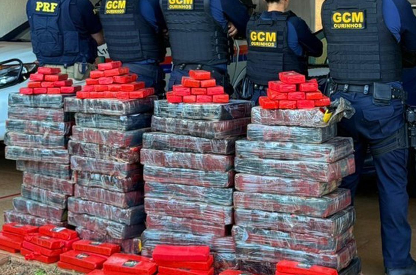 Perseguição iniciada em Ourinhos termina com apreensão de mais de 500 kg de maconha na Rodovia Raposo Tavares