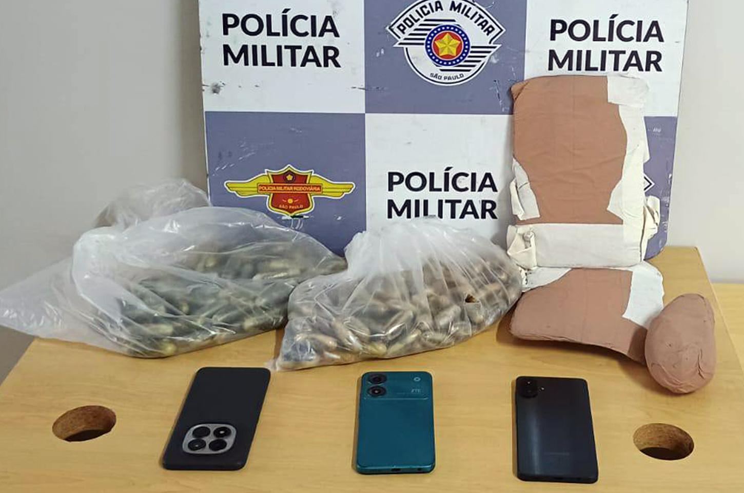 Bolivianos são presos com cápsulas de cocaína no estômago em ônibus na Raposo Tavares