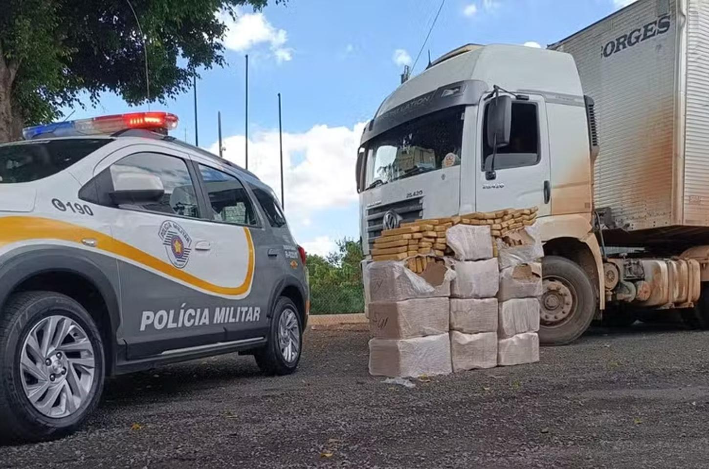 Motorista abandona carreta carregada com maconha e desaparece em mata após fuga na Raposo Tavares