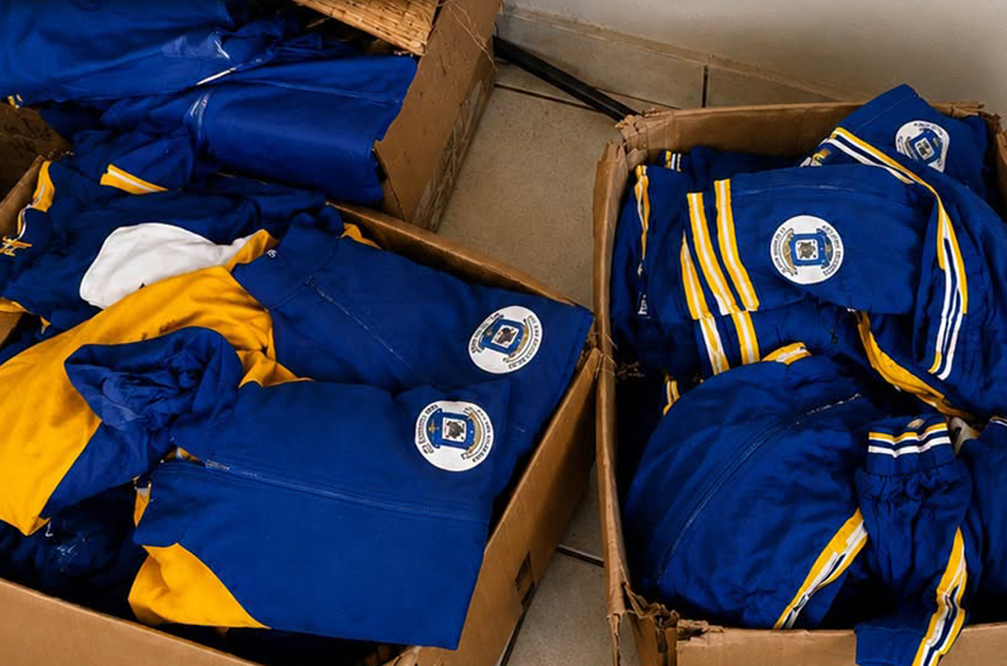 Enquanto crianças passam frio, uniformes novos acumulam traças em caixas no CREF