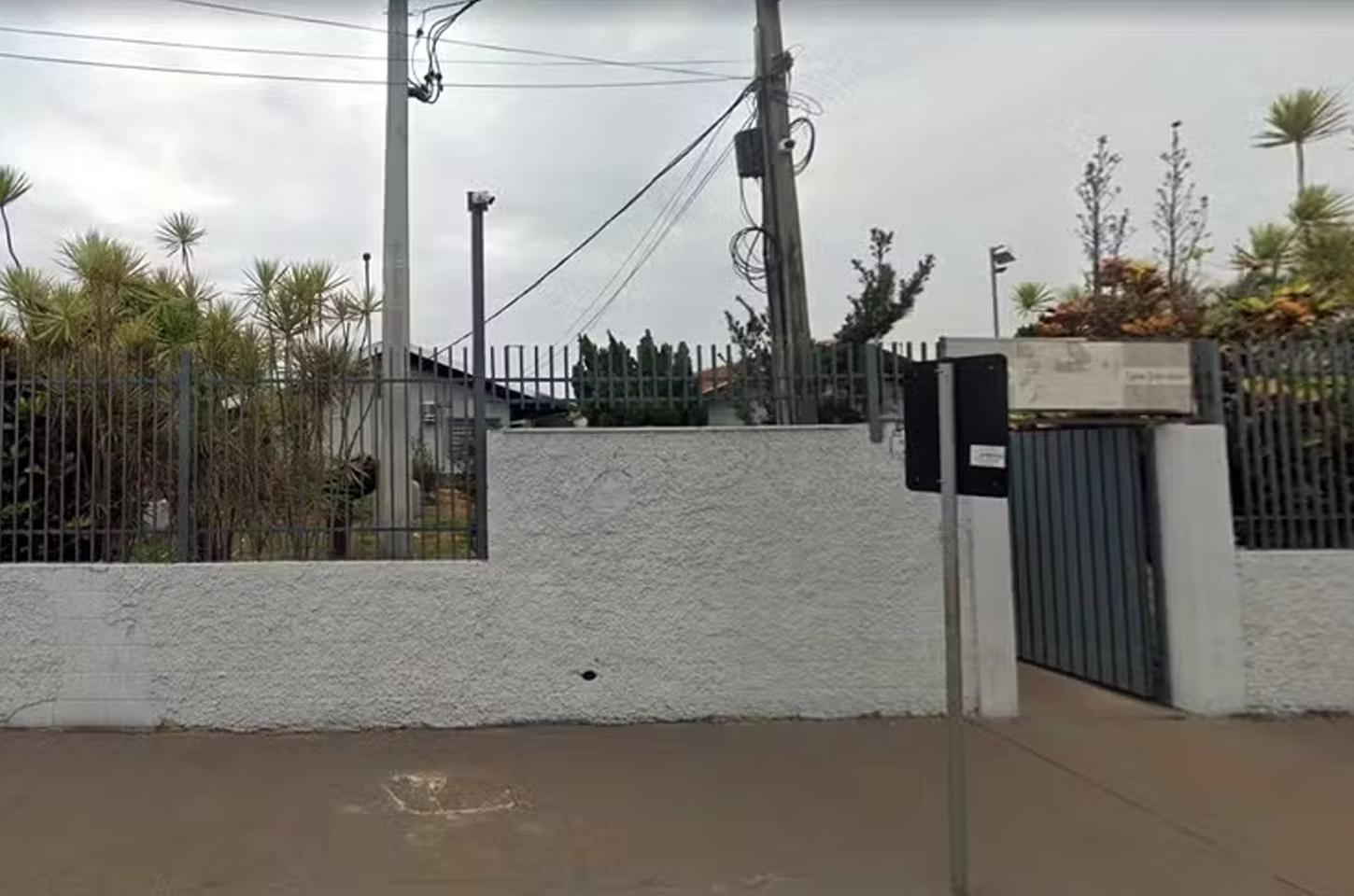 Homem invade escola com faca, rouba celular e causa pânico entre alunos e funcionários
