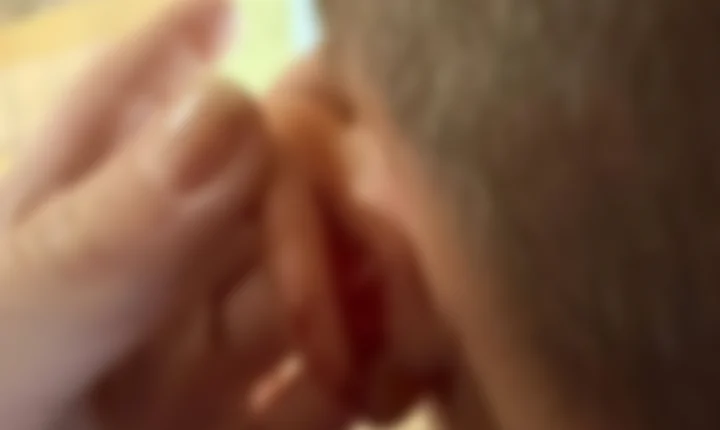 Criança de 4 anos chega à escola com a orelha rasgada e padrasto é preso no Paraná