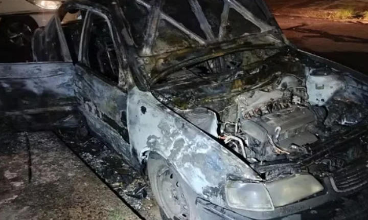 Homem é preso após ameaçar esposa e atear fogo em carro durante discussão