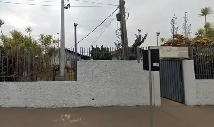 Homem invade escola com faca, rouba celular e causa pânico entre alunos e funcionários