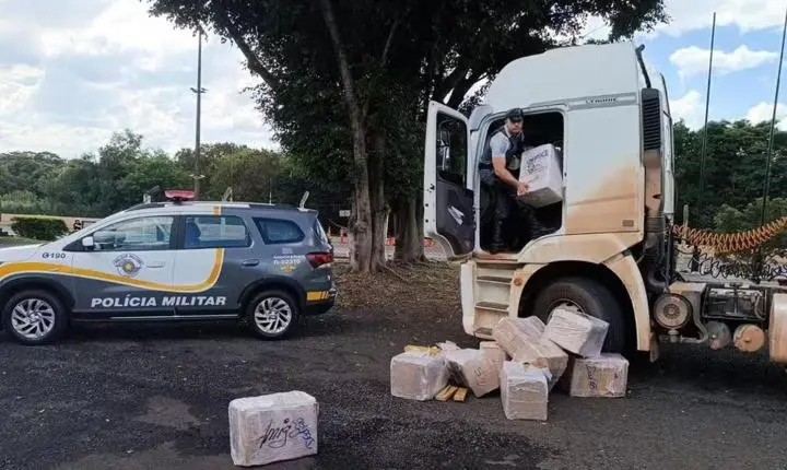 Motorista abandona carreta carregada com maconha e desaparece em mata após fuga na Raposo Tavares