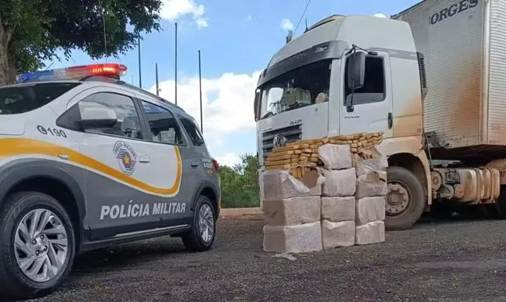 Motorista abandona carreta carregada com maconha e desaparece em mata após fuga na Raposo Tavares
